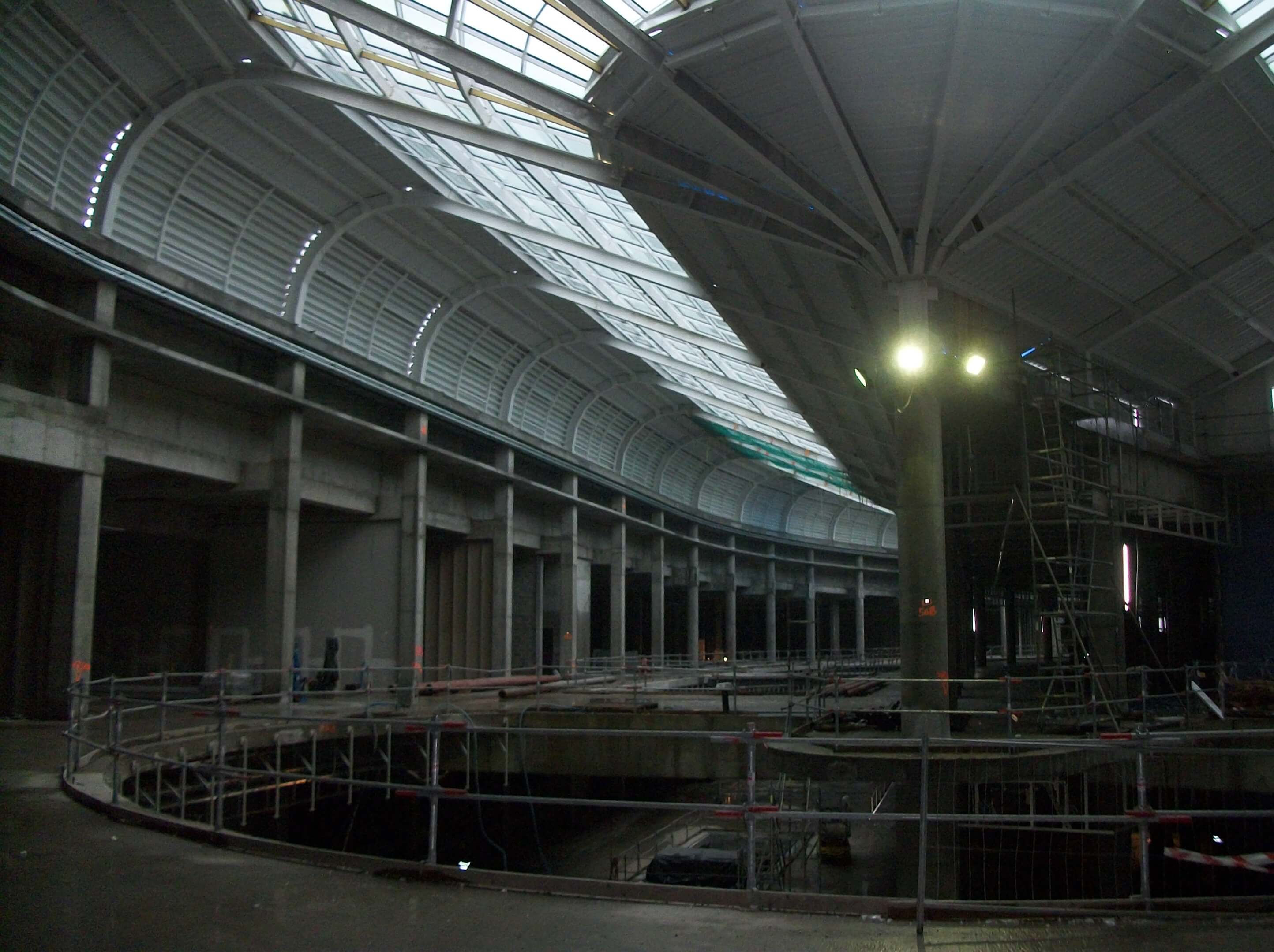 Projekt konstrukcji stalowych dla budowy Centrum Handlowego POSNANIA w Poznaniu przy ul. Pleszewskiej 1. Montaż konstrukcji świetlika Boulevard Mall „na zakręcie” (rozpiętość dźwigara 17,4m)