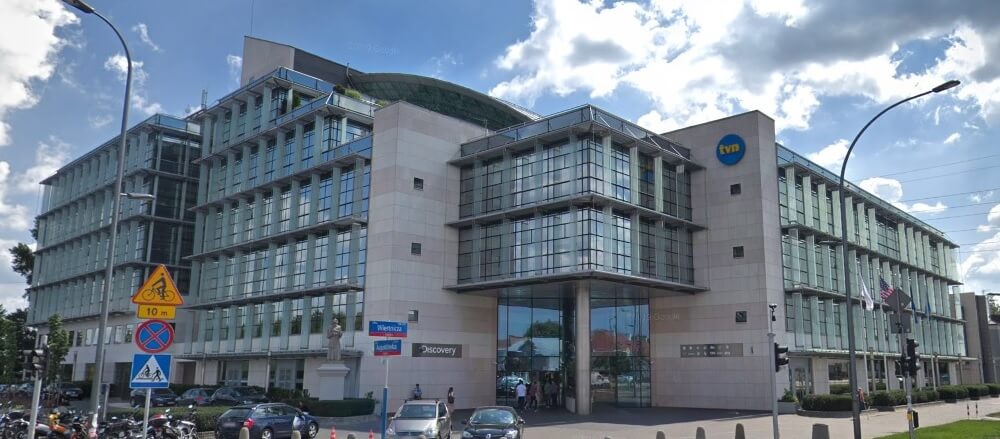 Budynek biurowy „Media Business Centre” w Warszawie przy ul. Powsińskiej 4 (obecnie siedziba DISCOVERY/TVN24) - projekt części nadziemnej. Widok na budynek od strony wejścia głównego